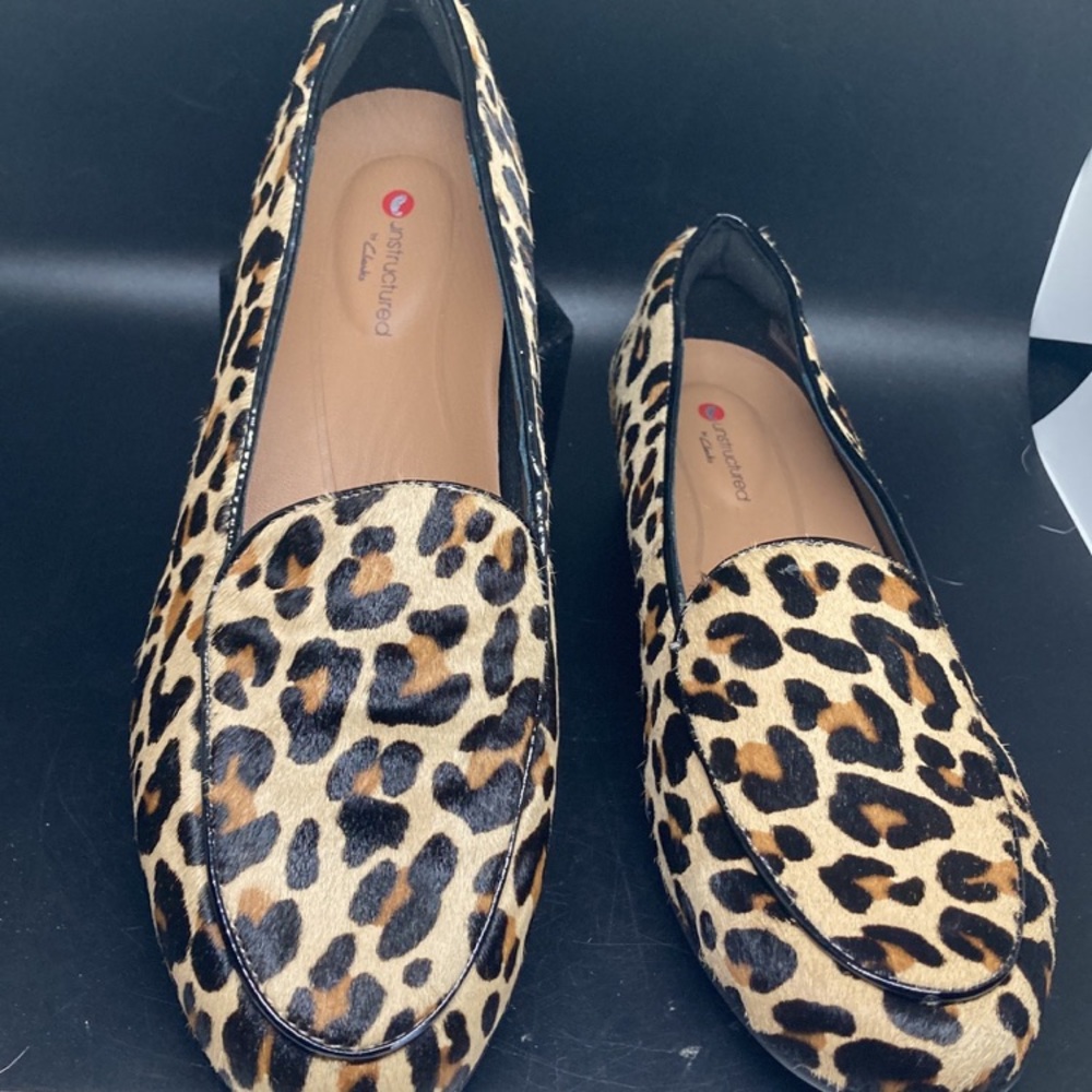 Woman’s 7.5 CLARKS LOAFERS